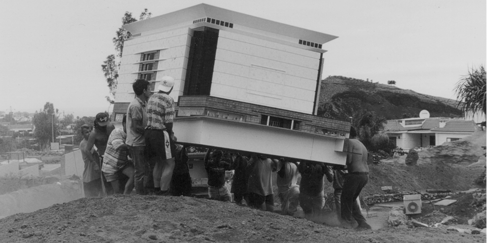 Obreros colocando maqueta